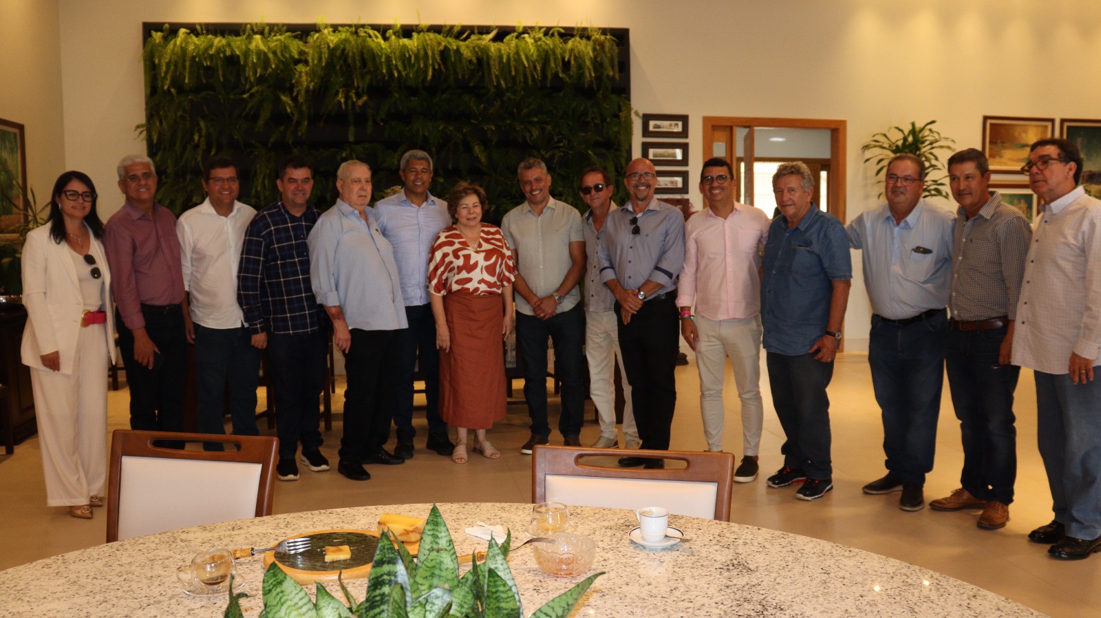 Governador Jerônimo Rodrigues visita prefeito Nilo Coelho em sua residência