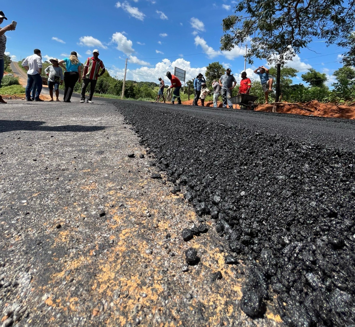 OBRAS - Com aplicação de asfalto usinado CBUQ, segunda etapa das obras que liga Morrinhos até Ceraíma seguem a todo vapor