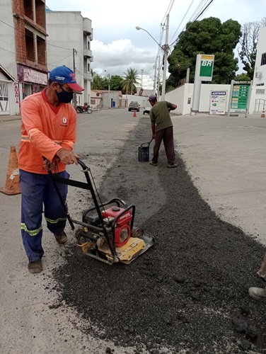 Em regime de mutirão, Seinfra Guanambi amplia manutenção em vias públicas e operação tapa-buraco