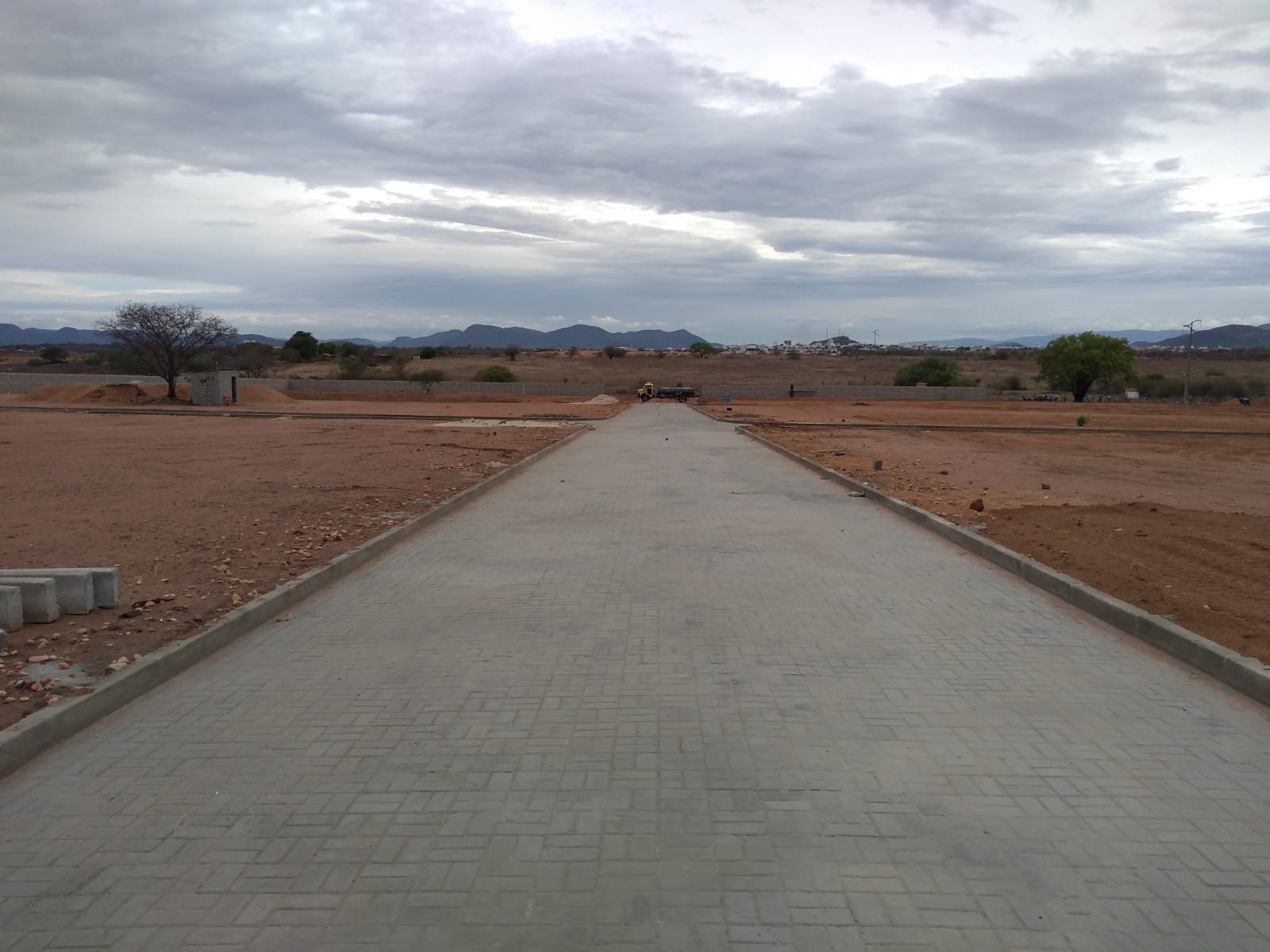 Obras do novo cemitério de Guanambi seguem a ritmo acelerado; murada e vias internas estão em fase final