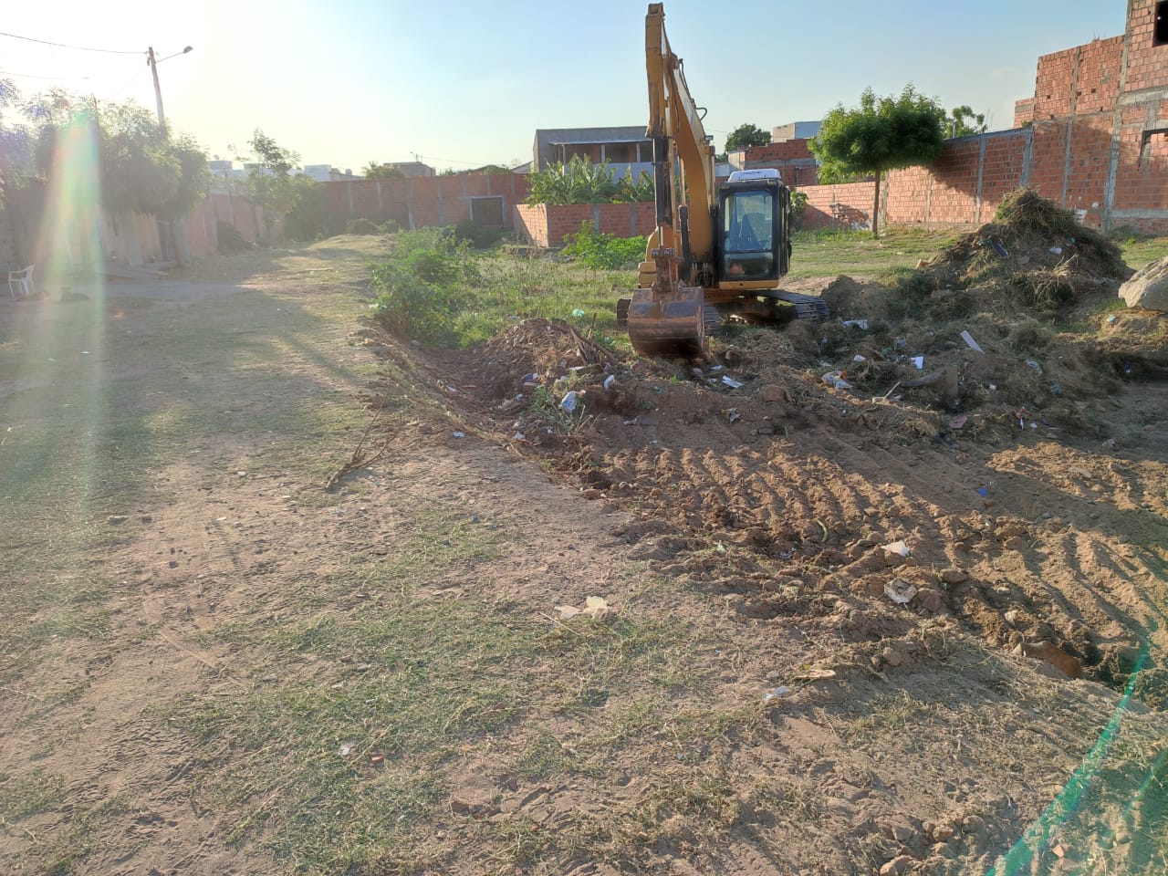 Antes do período chuvoso, Secretaria de Infraestrutura de Guanambi inicia ação preventiva com limpeza e desobstrução de canais