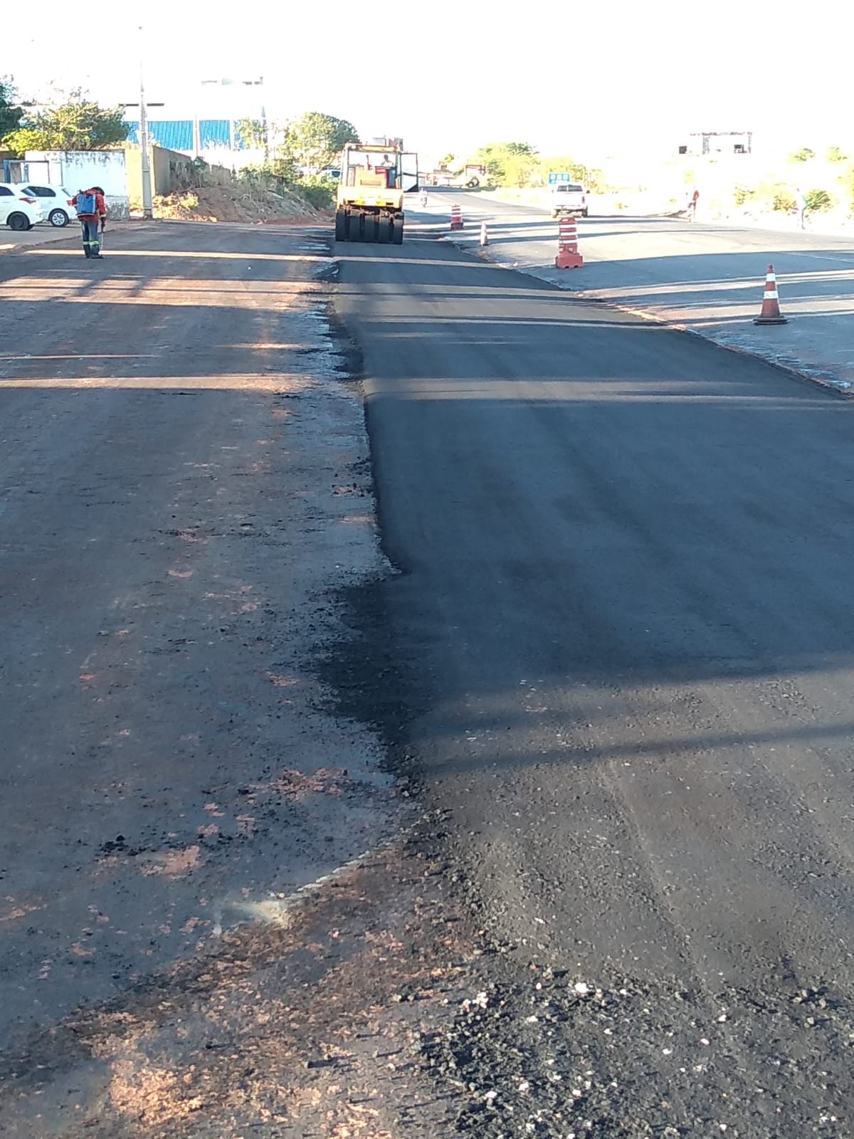 Prefeitura de Guanambi aplica asfalto em novas ruas e trechos críticos no bairro Leolina de Sá