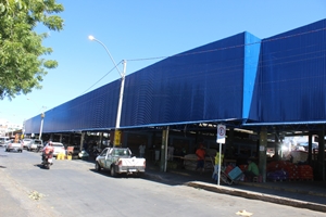 Pedido antigo atendido - Cobertura finalizada na Feira Livre oferece mais conforto para comerciantes e consumidores