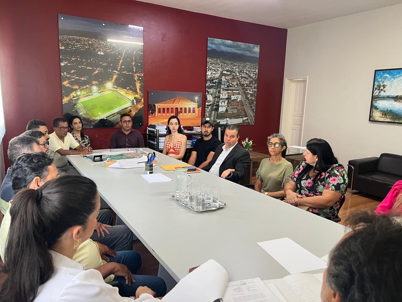 Secretário de Governo Edileno Oliveira, recebe lideranças do Bairro Nossa Senhora Aparecida para tratar da regularização fundiária