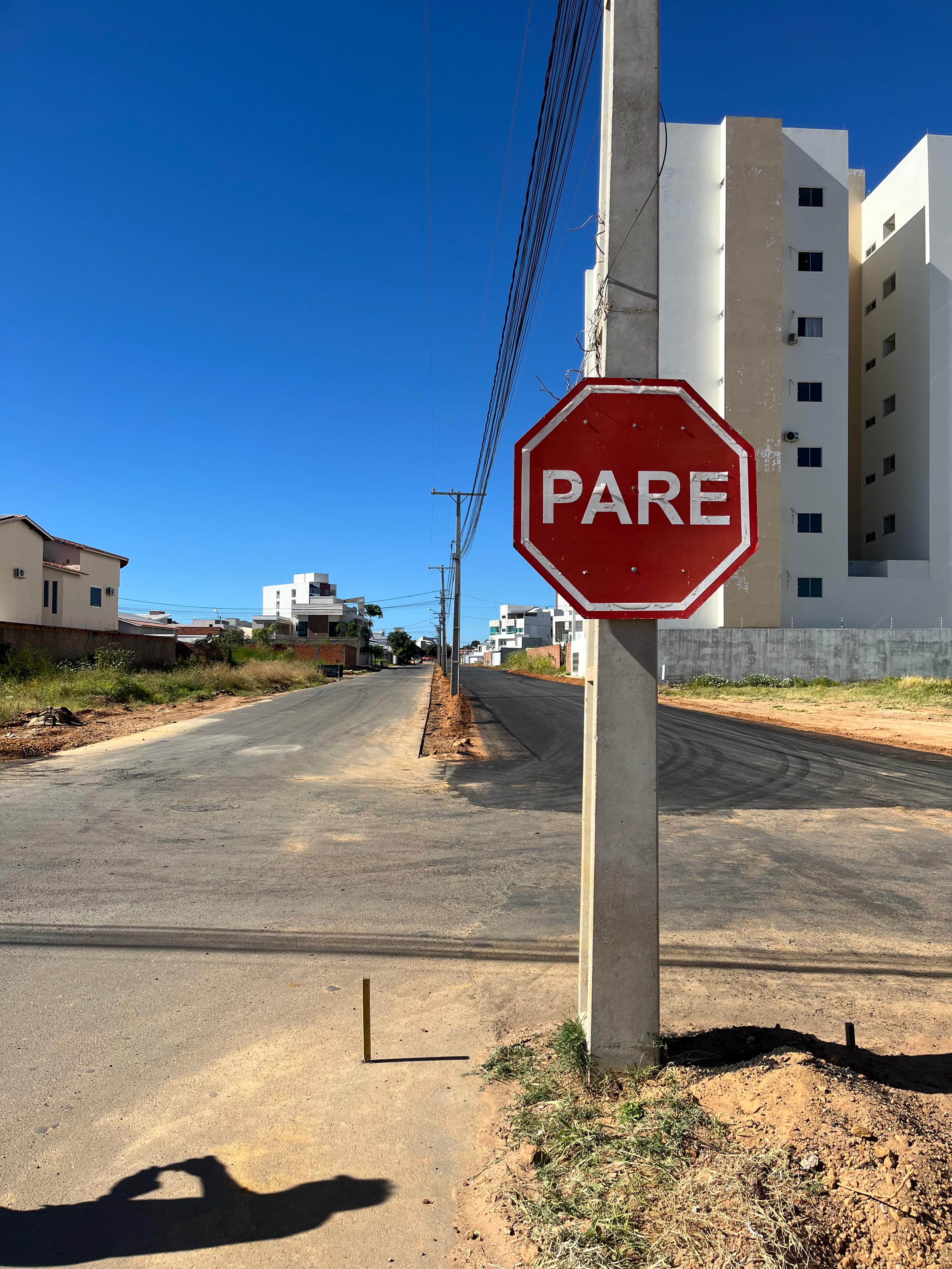 OBRAS - Prefeitura de Guanambi finaliza aplicação de asfalto na Av. Almir Moraes