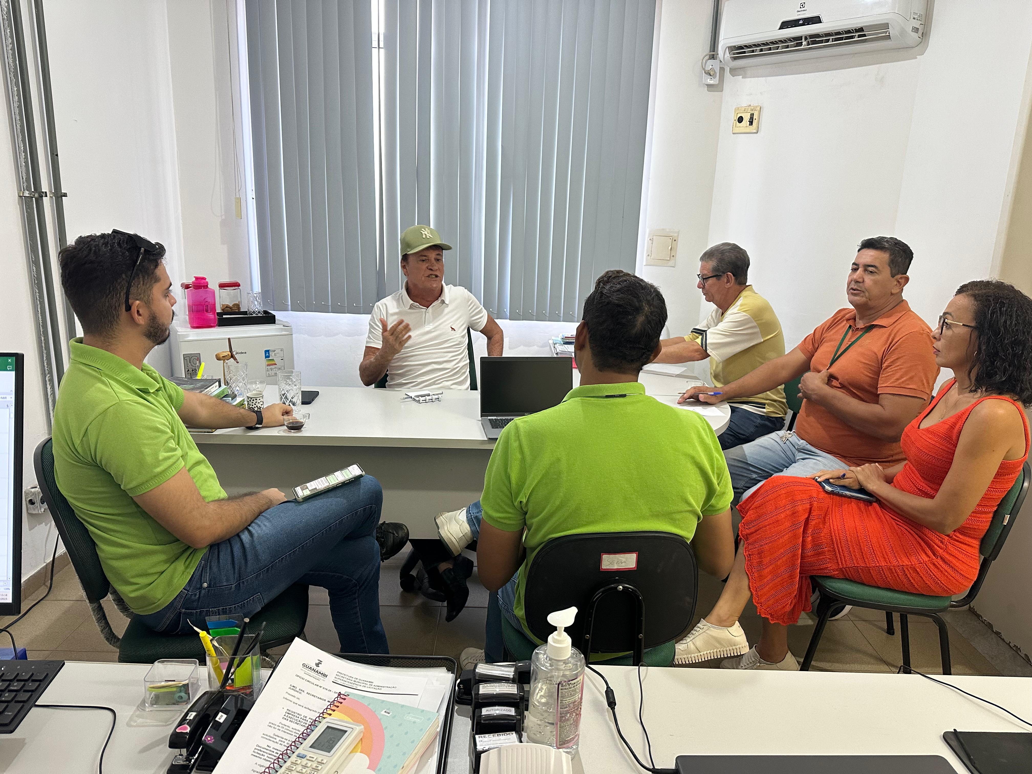Reunião na Secretaria de Meio Ambiente de Guanambi debate podas de árvores em interferência em redes elétricas da COELBA