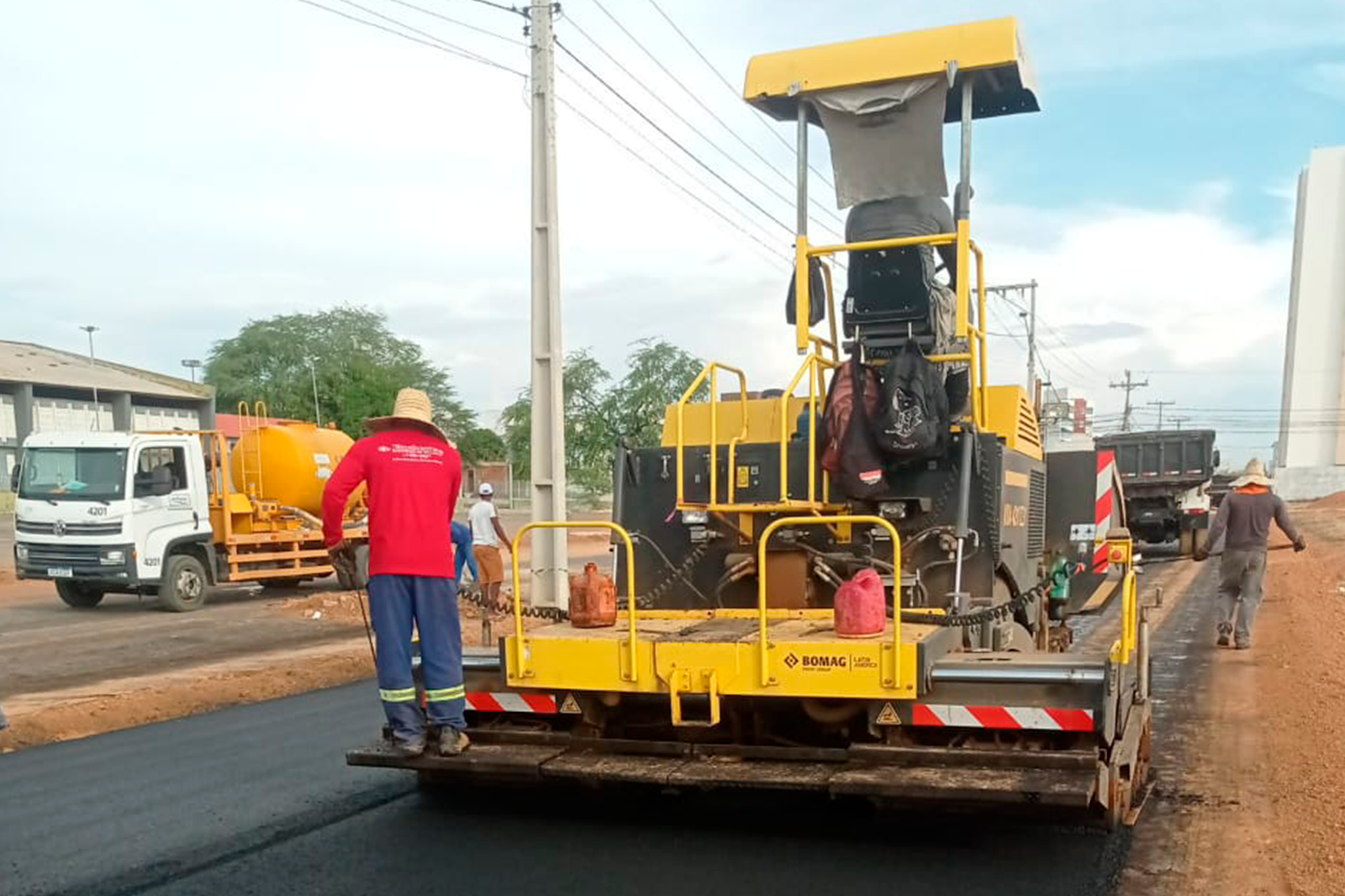 Avenida Almir Francisco de Moraes é pavimentada no primeiro trecho