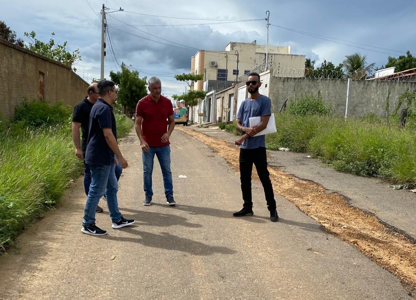 Em reunião com o prefeito de Guanambi, empresa de esgotamento sanitário se compromete a recuperar ruas danificadas