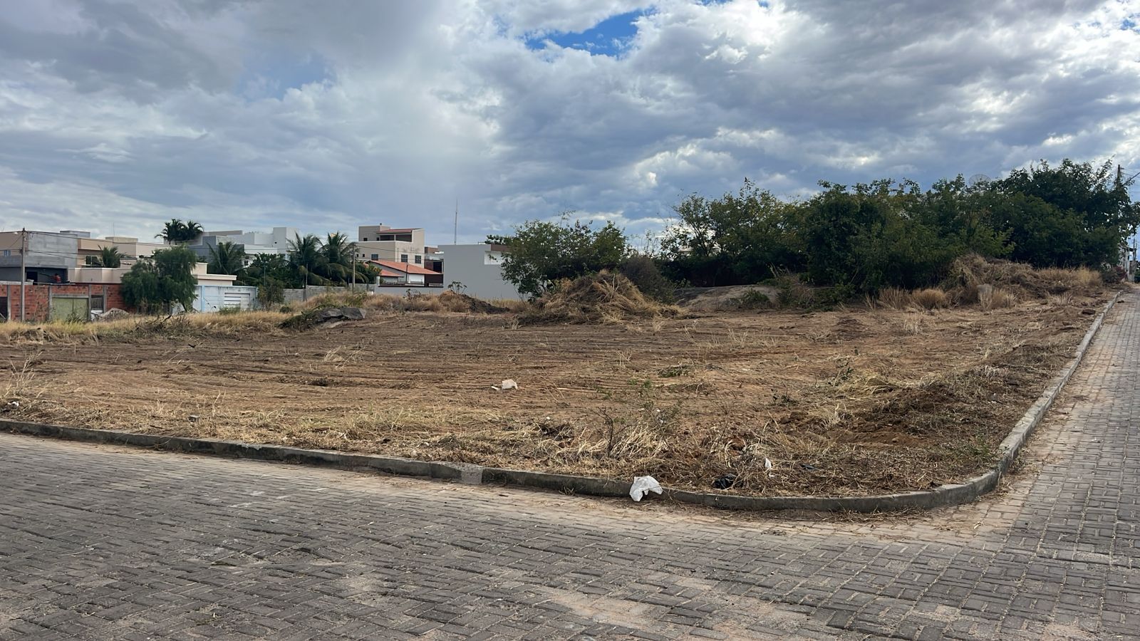 Seinfra Guanambi notifica 80 donos de lotes abandonados; dois são multados em R$ 1.200,00 e centenas de lotes já foram limpos