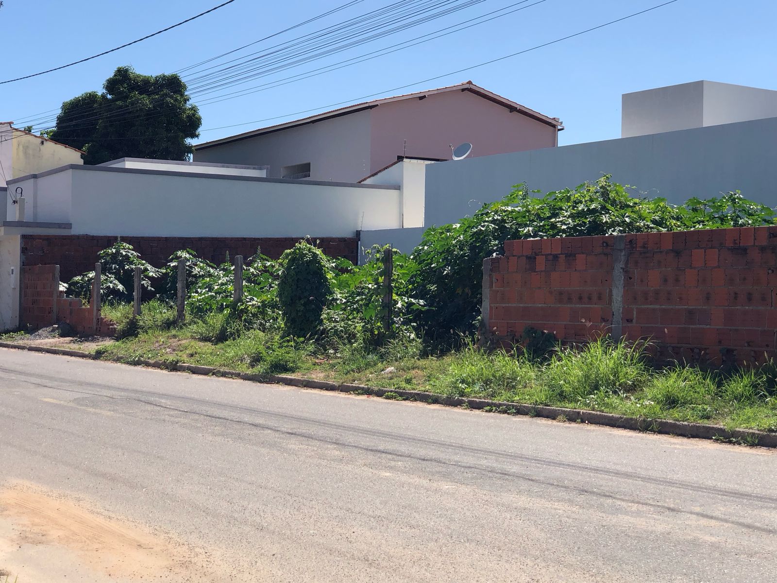 SEINFRA Guanambi realiza fiscalização contra lotes abandonados no bairro Santo Antônio; multa será aplicada em caso de descumprimento
