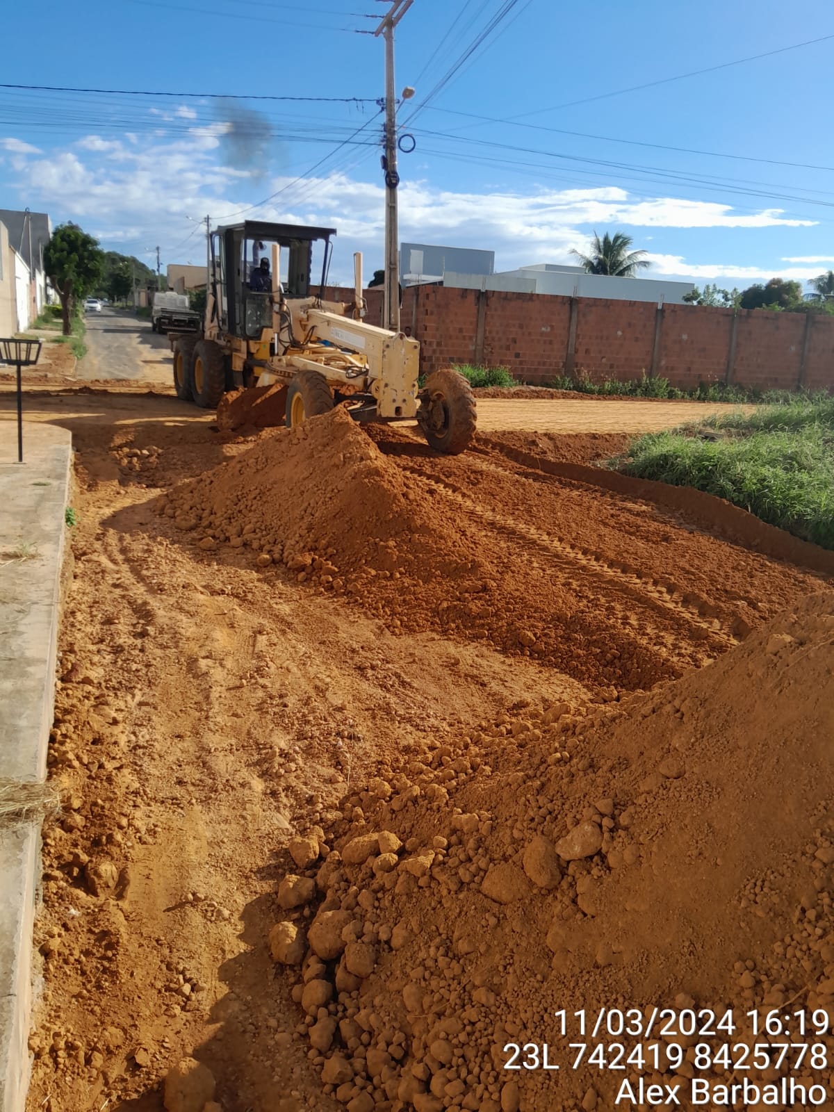 Após período chuvoso, PMG retoma obras de terraplanagem para asfaltar novas ruas do Bairro Renascer