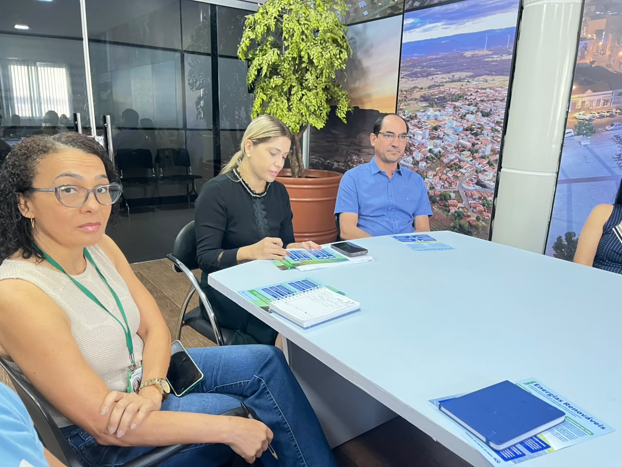 Em reunião com secretários municipais, técnicos do TCU avaliam retornos sociais de projetos de energias renováveis em Guanambi