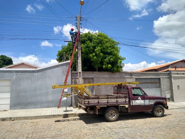 Seinfra Guanambi reforça serviços de manutenção da iluminação pública por toda a cidade