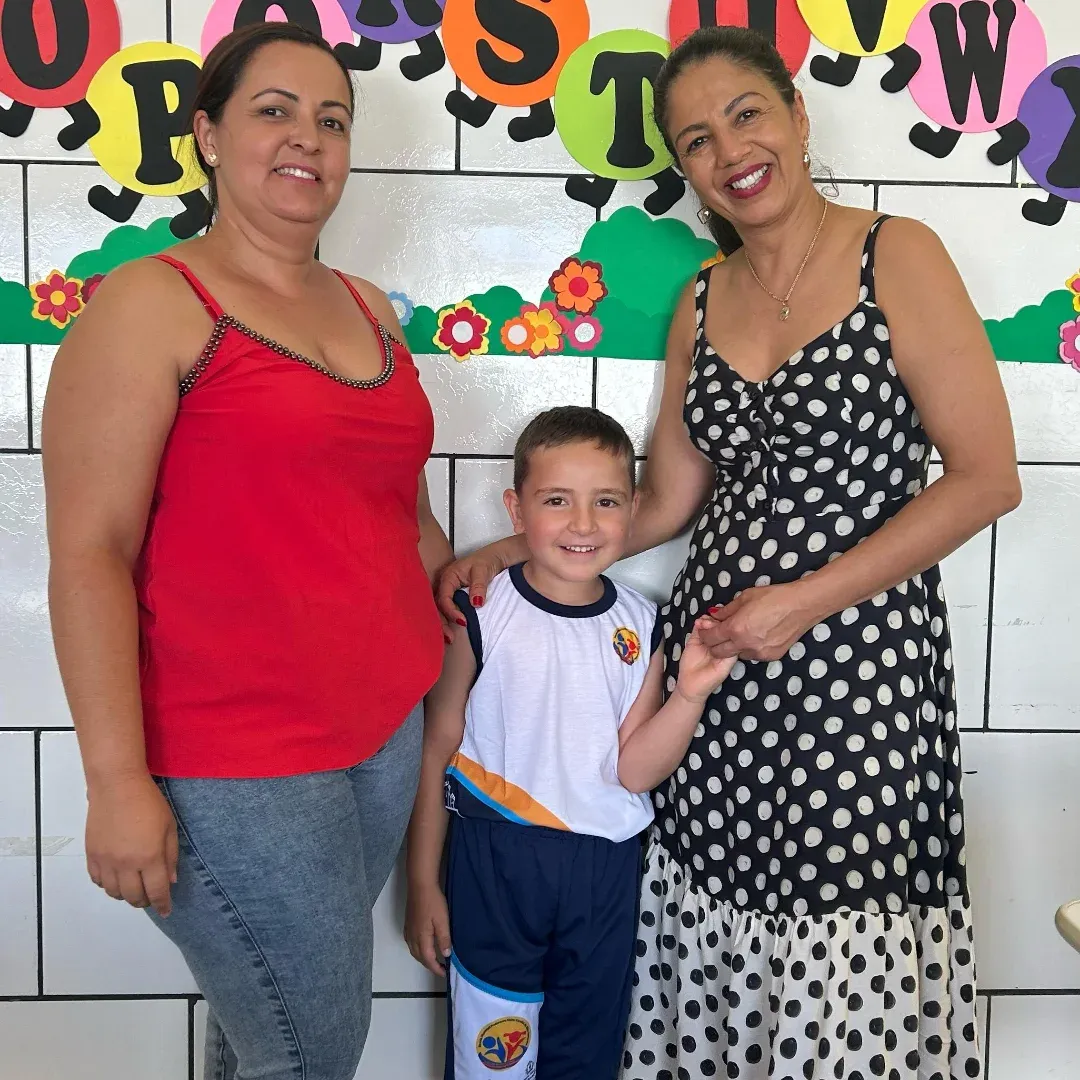 Educadores, pais e mães de alunos comemoram o recebimento do novo fardamento, em ação inédita da Prefeitura de Guanambi