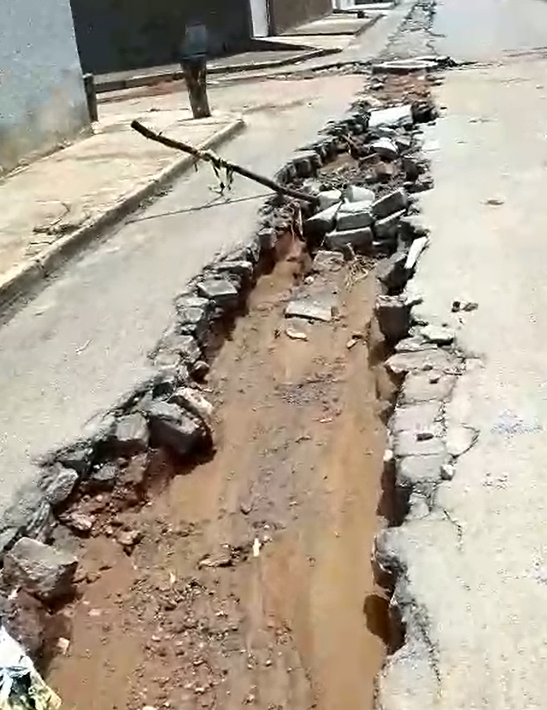 Prefeito de Guanambi embarga obra da Embasa no Bairro Floresta, após asfalto danificado não ser recuperado