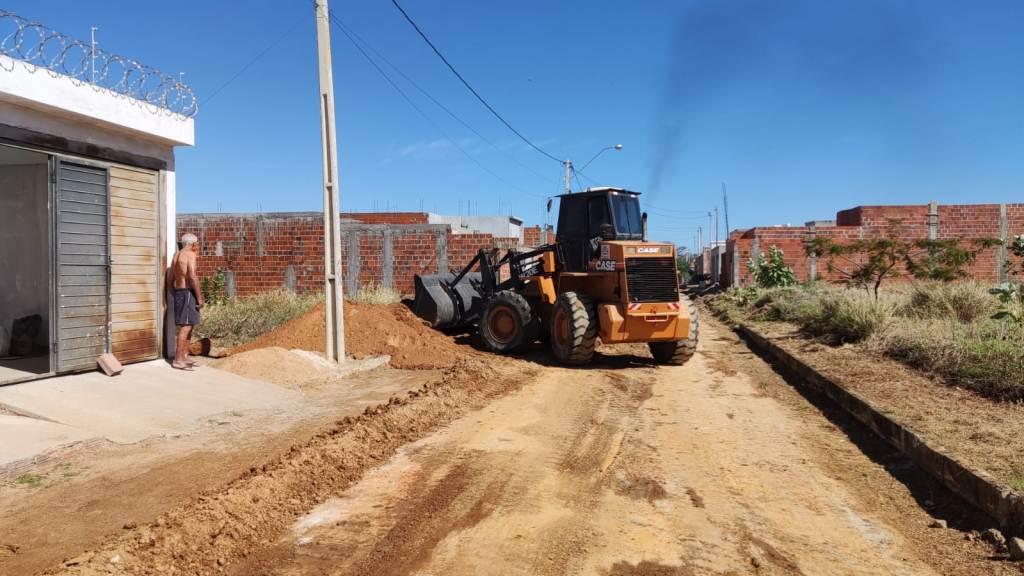 Seguem a ritmo intenso, as obras de terraplanagem para pavimentação asfáltica de todo o Bairro Nova Esperança