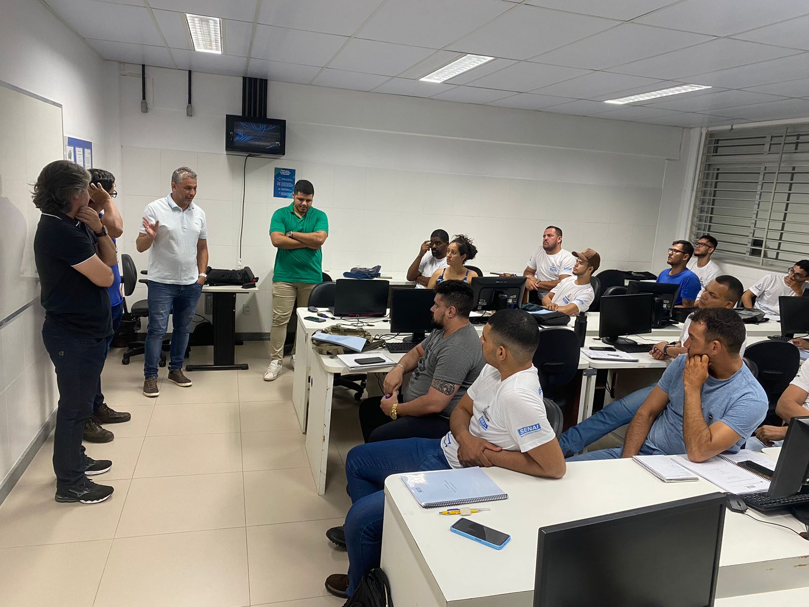Prefeitura de Guanambi e SENAI reforçam parceria para seguir oferecendo cursos de capacitação profissional; prefeito e secretário visitam aulas