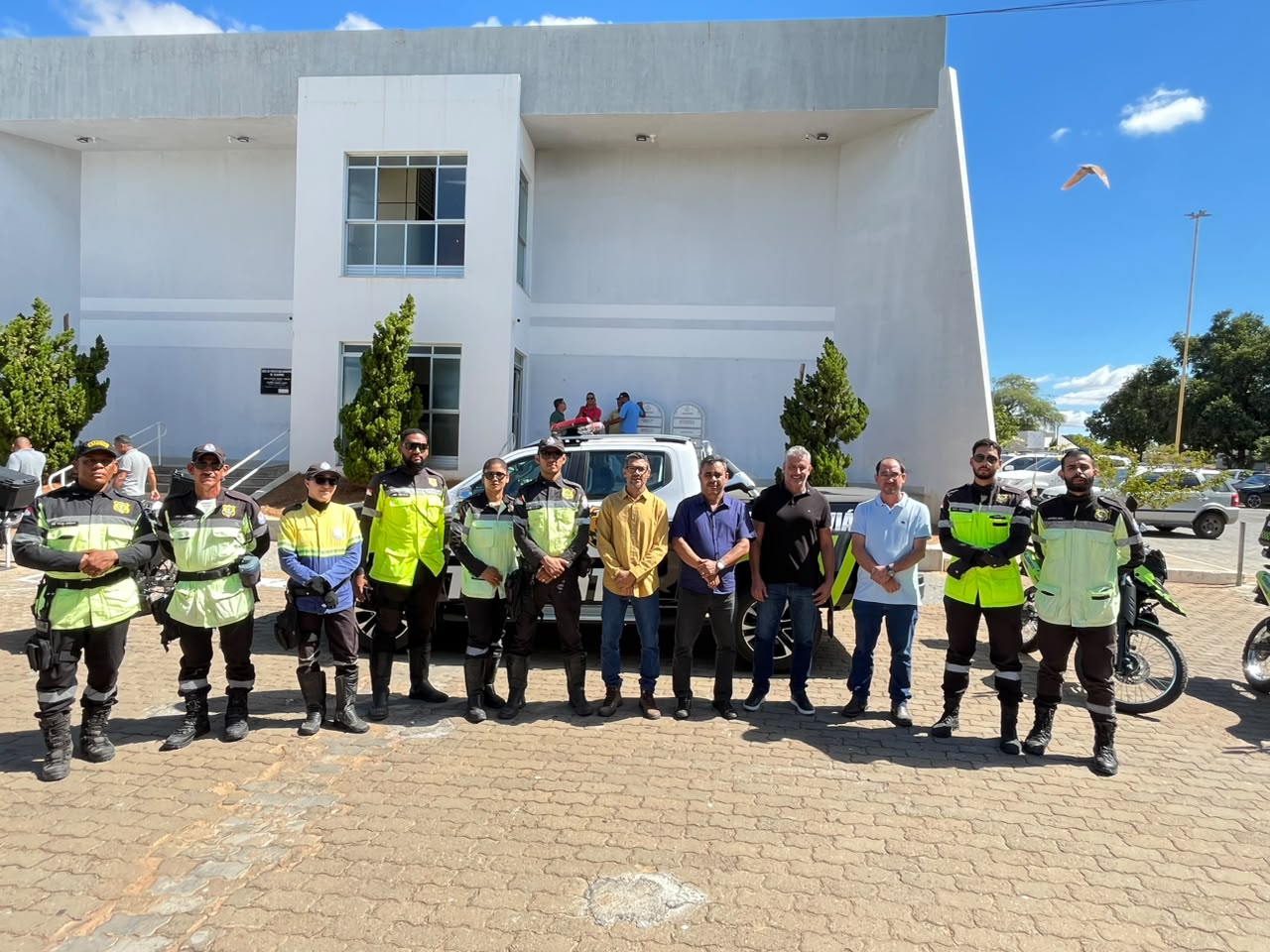 Prefeitura de Guanambi reforça fiscalização de trânsito com entrega de sete novos veículos e equipamentos para a SMTRAN