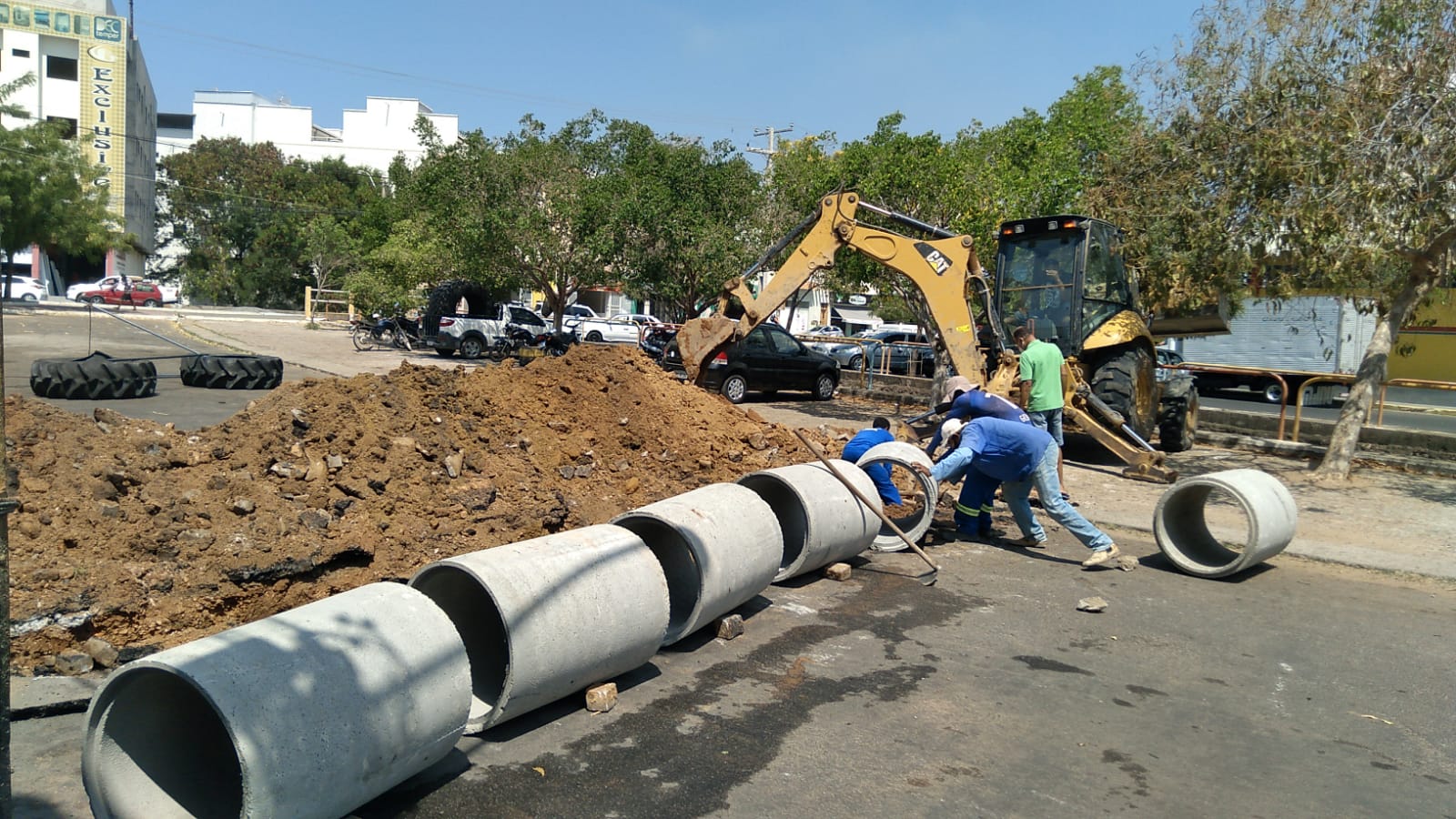 Secretaria de Infraestrutura de Guanambi realiza obras de drenagem nas imediações do Mercado Municipal