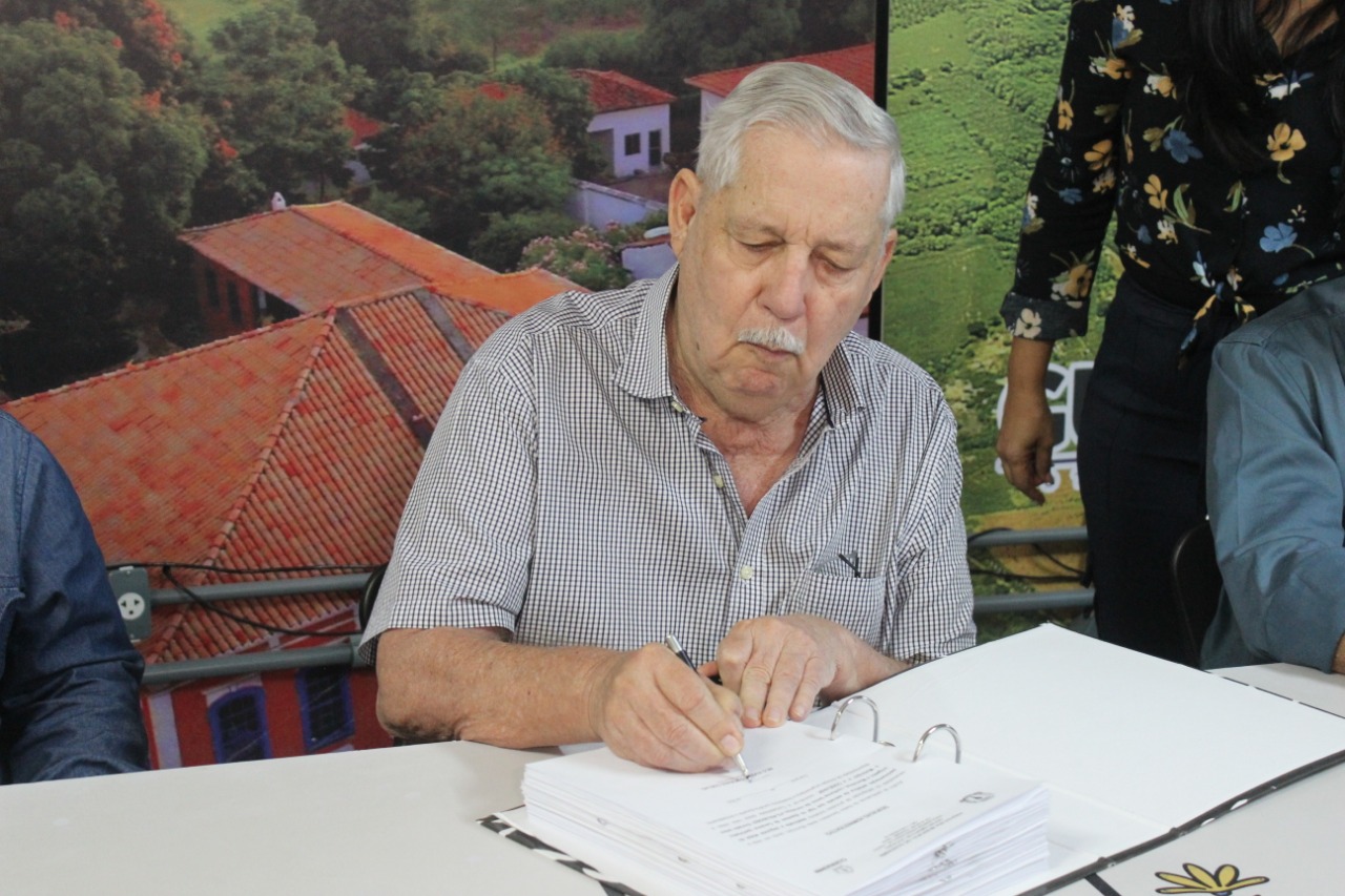 Prefeito Nilo Coelho sanciona lei que isenta comércio ambulante do pagamento de tributos em eventos municipais até fim do ano