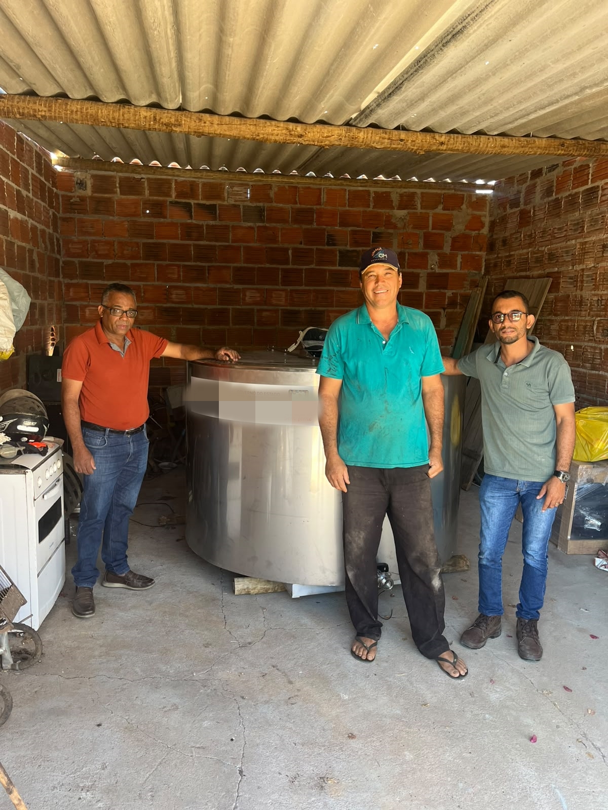 Secretaria de Agricultura entrega tanque de resfriamento de leite para atender os produtores das comunidades de Bom Será e Novilha, na região de Mutãs.