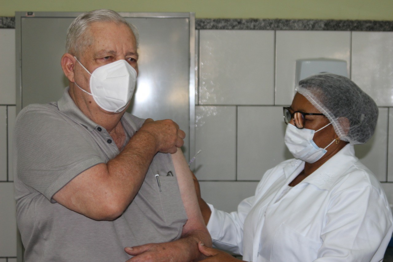 Prefeito Nilo Coelho e primeira-dama Solange tomam primeira dose da vacina contra a Covid-19
