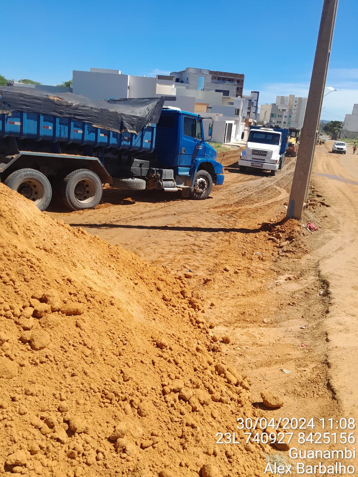 Prefeitura de Guanambi reforça obras de terraplanagem para asfaltamento da Av. Almir Moraes