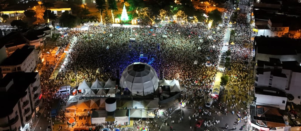 Mais de 60 mil pessoas lotam a Praça do Feijão, no primeiro dia do Festival da Virada de Guanambi