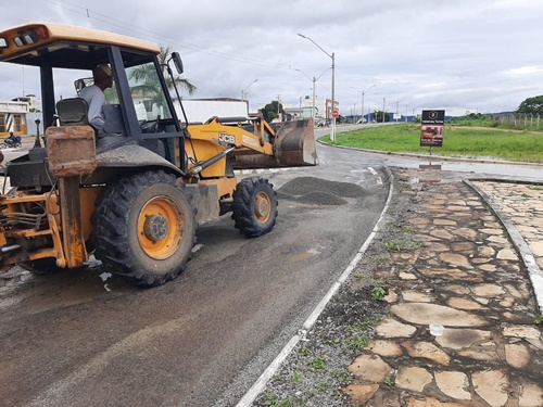 Com breve estiagem, Seinfra Guanambi amplia operação de limpeza e tapa-buracos por toda a cidade