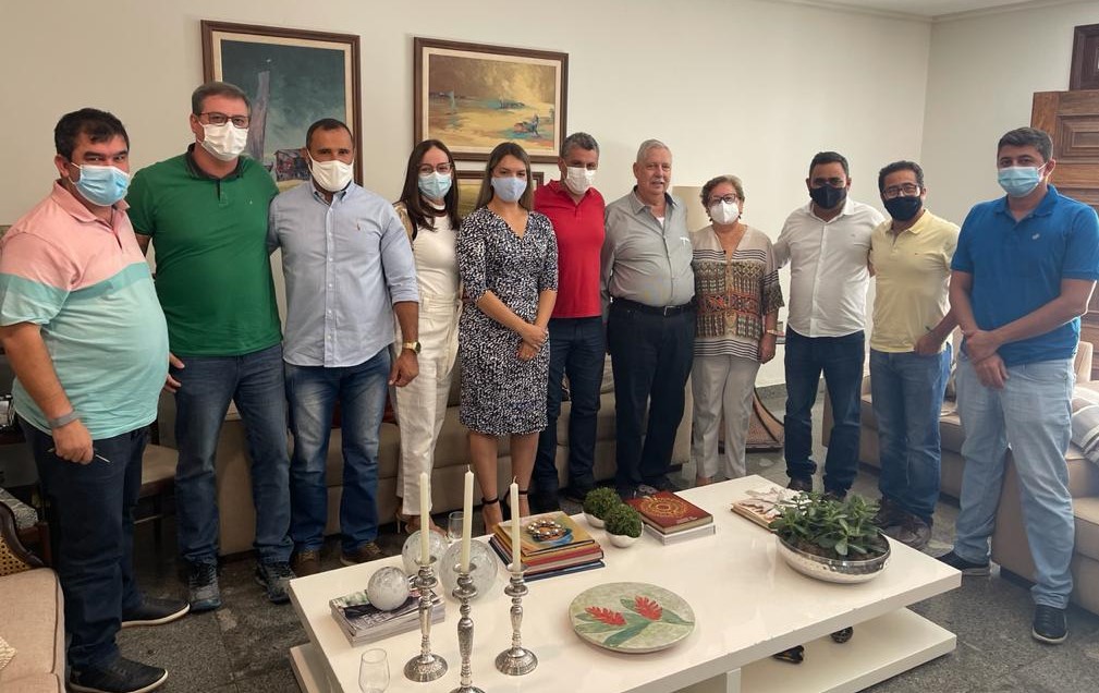 Reunião do prefeito Nilo Coelho e vice-prefeito Nal com vereadores planeja ações até final do ano