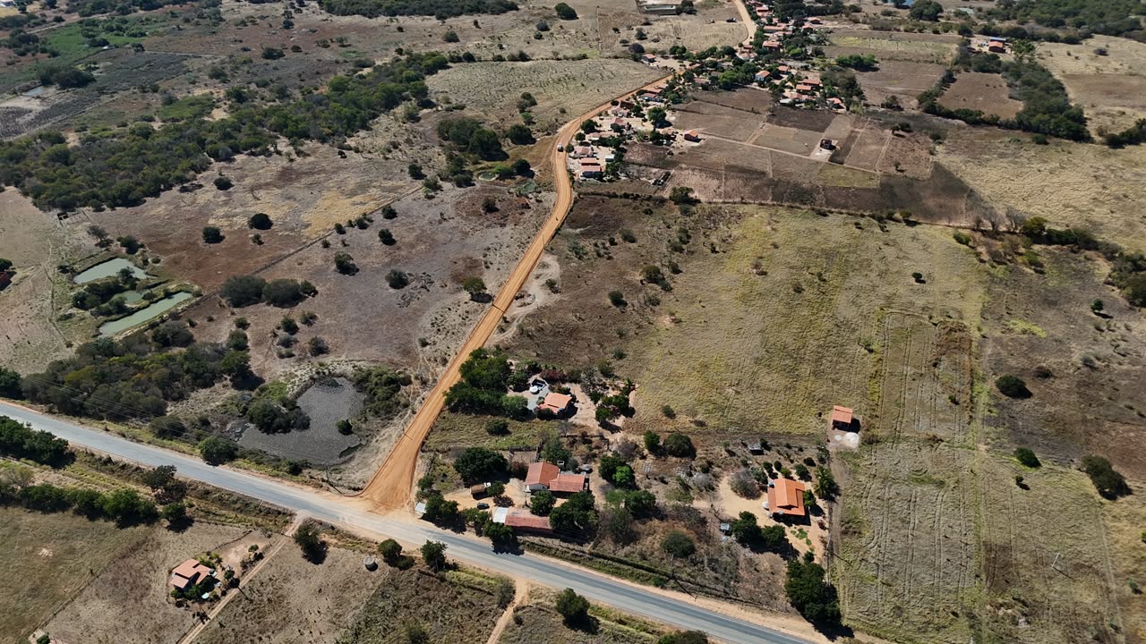 OBRAS - Com terraplanagem sendo finalizada, urbanização asfáltica da estrada de acesso à comunidade de Queimadas leva desenvolvimento para centenas de famílias