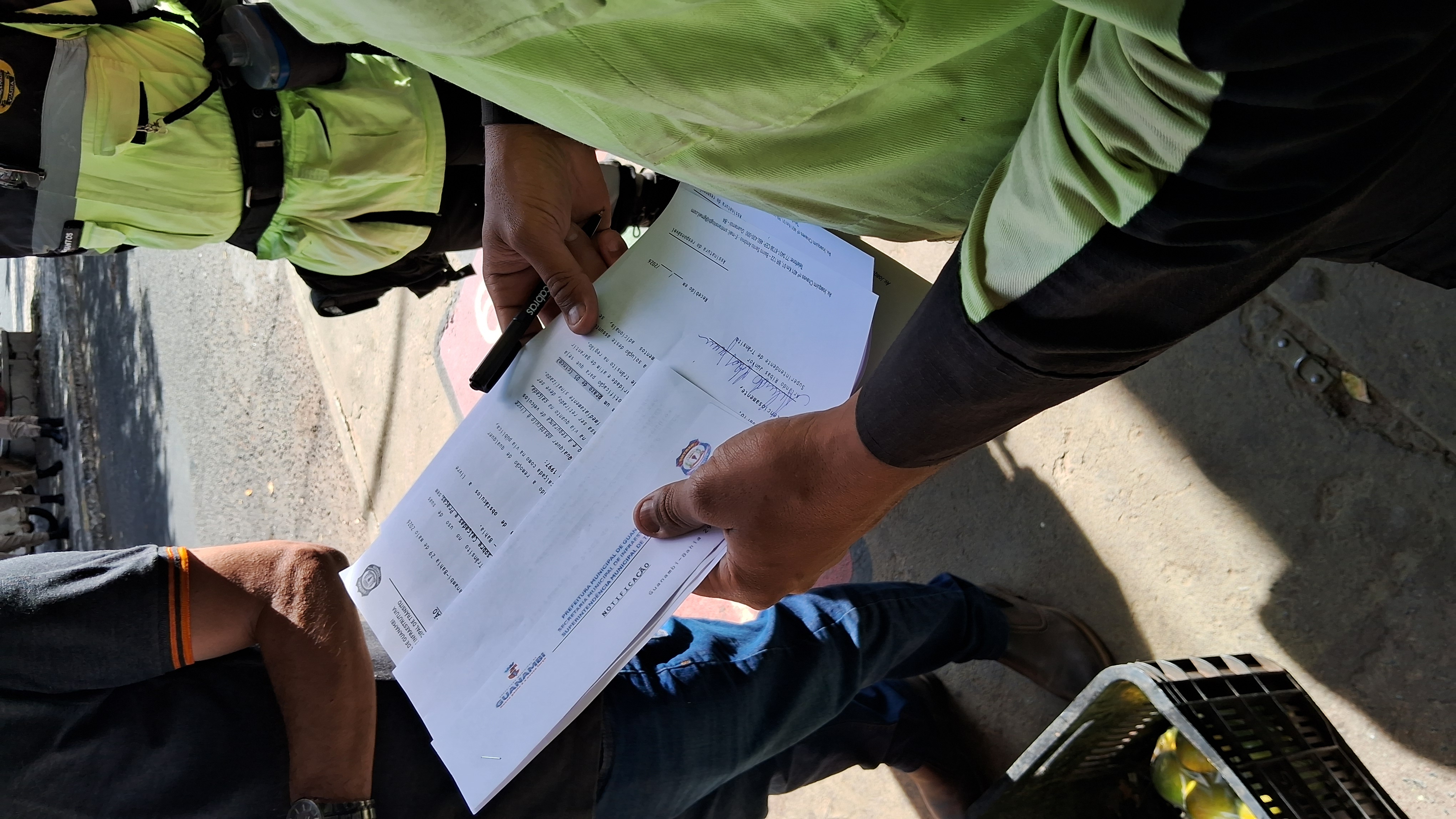 SEINFRA Guanambi notifica verdureiros que obstruem calçadas e vagas de estacionamento no centro e disponibiliza local para venda de produtos na feira livre
