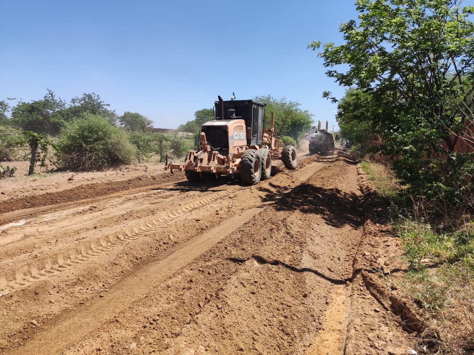 Através de emenda parlamentar obras em estradas vacinais de Guanambi seguem a ritmo acelerado