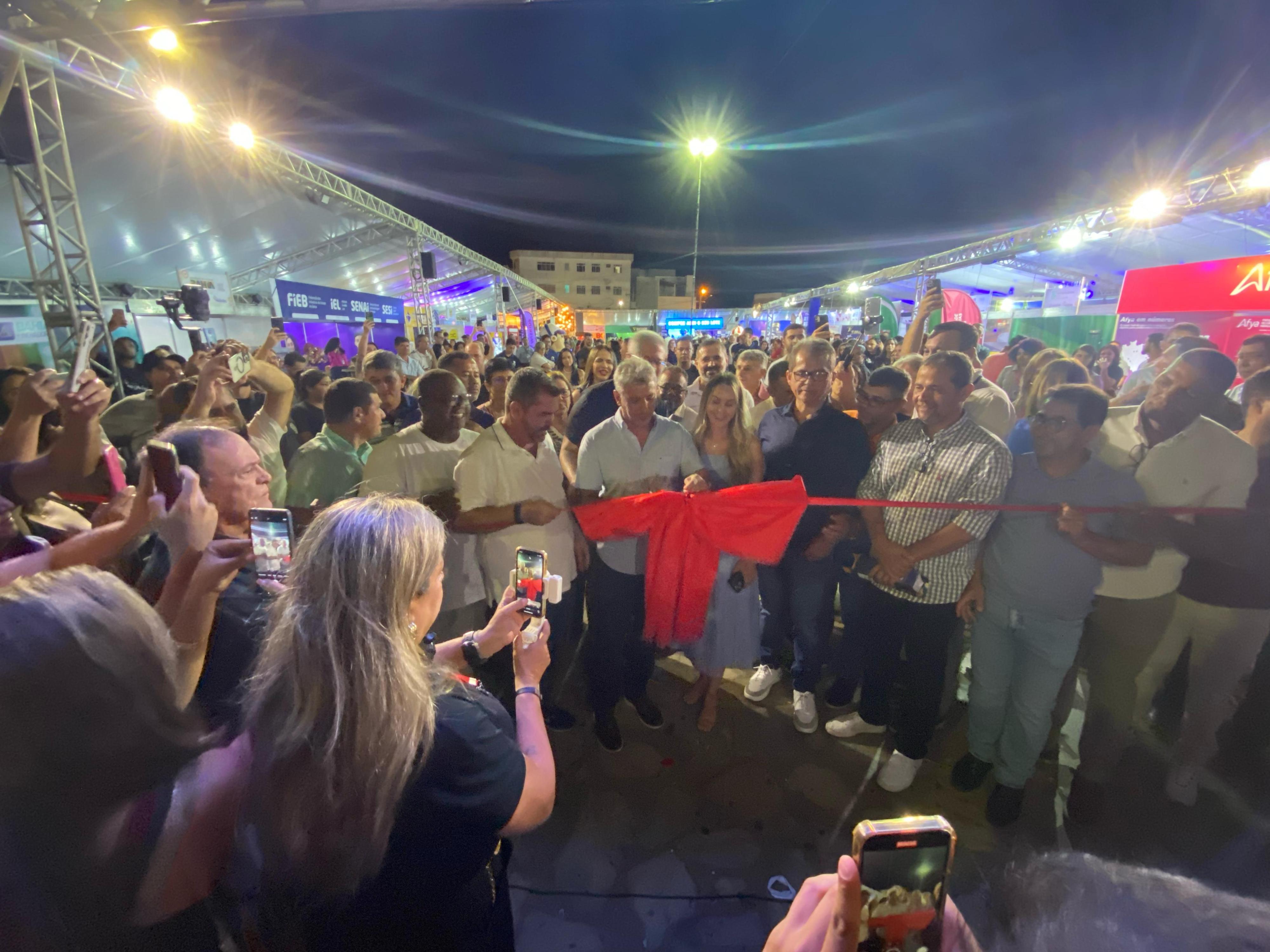 Público lota abertura da 4ª edição da Feira de Negócios de Guanambi; evento acontece até domingo na Praça do Feijão