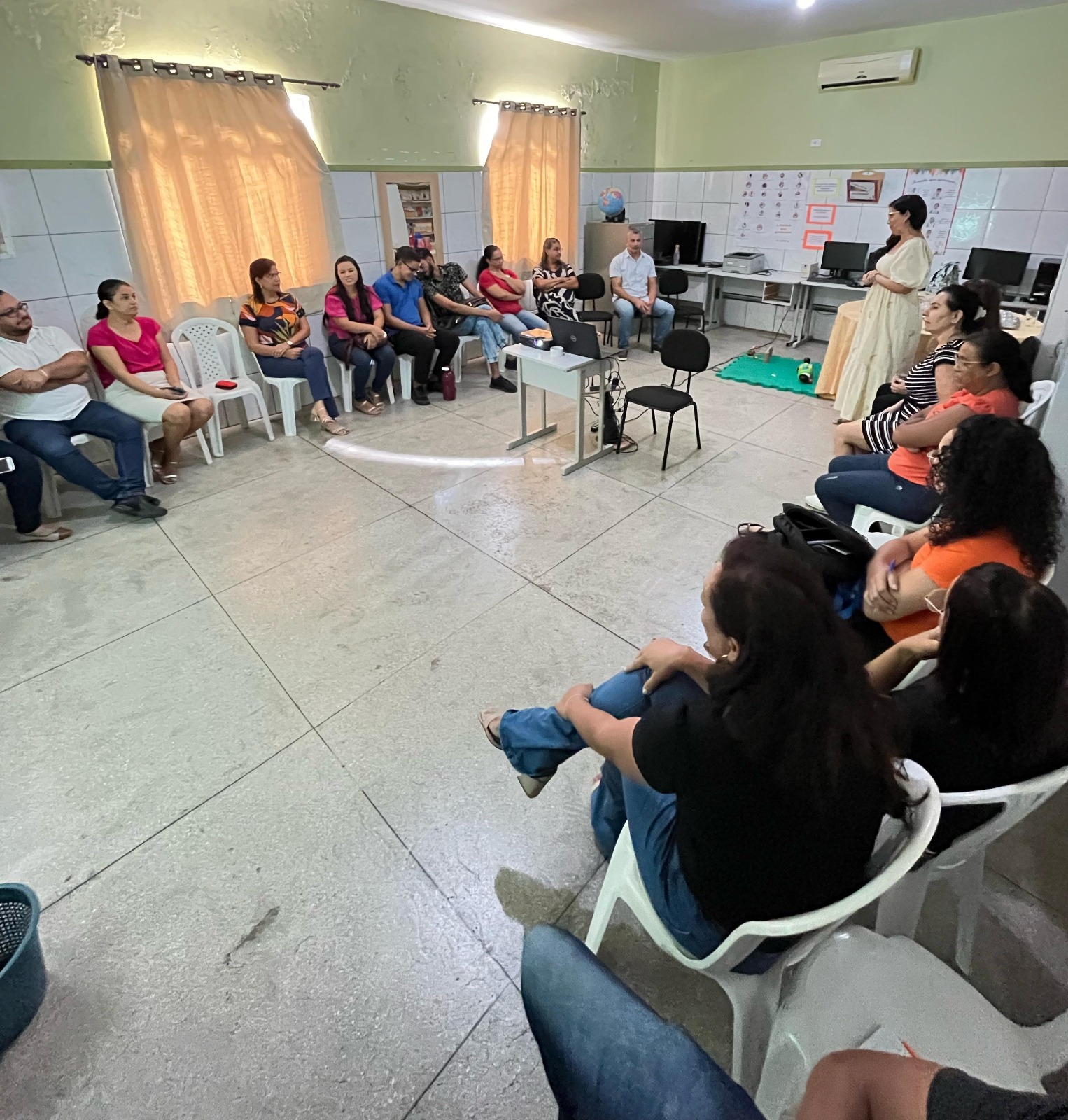OBRAS - Prefeito e secretária de Educação de Guanambi visitam Escola Emilia Mila de Castro e autorizam projeto para construção de uma nova estrutura