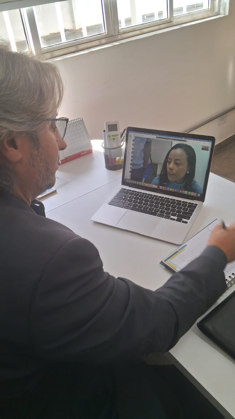 Titular da SDE concede entrevista para a TV Sudoeste e detalha o impacto econômico e no mercado de trabalho com a retomada das obras da FIOL no trecho Caetité/Guanambi