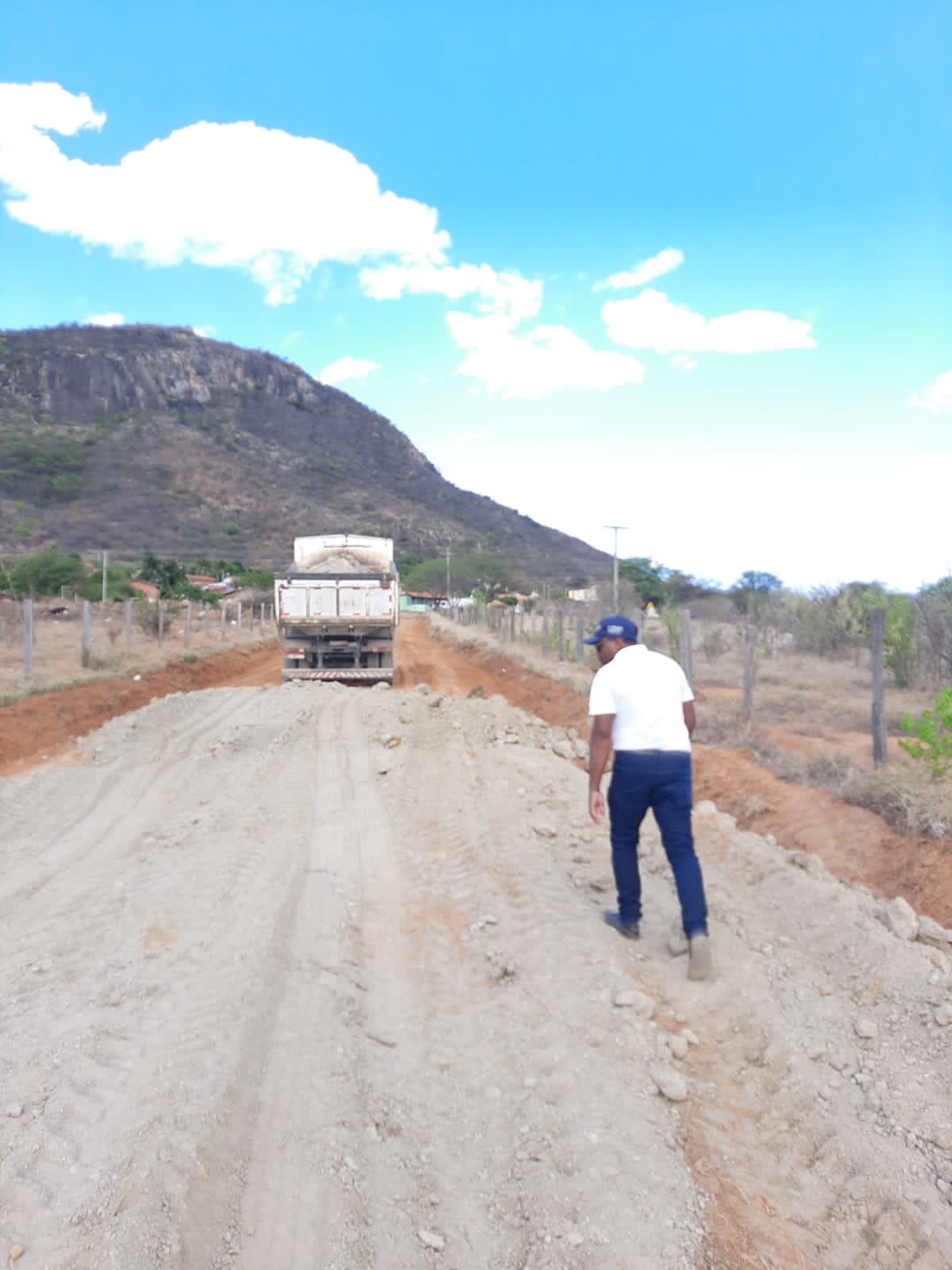 Prefeitura de Guanambi realiza trabalho de recuperação da estrada que liga a Vila até o Núcleo de Ceraíma
