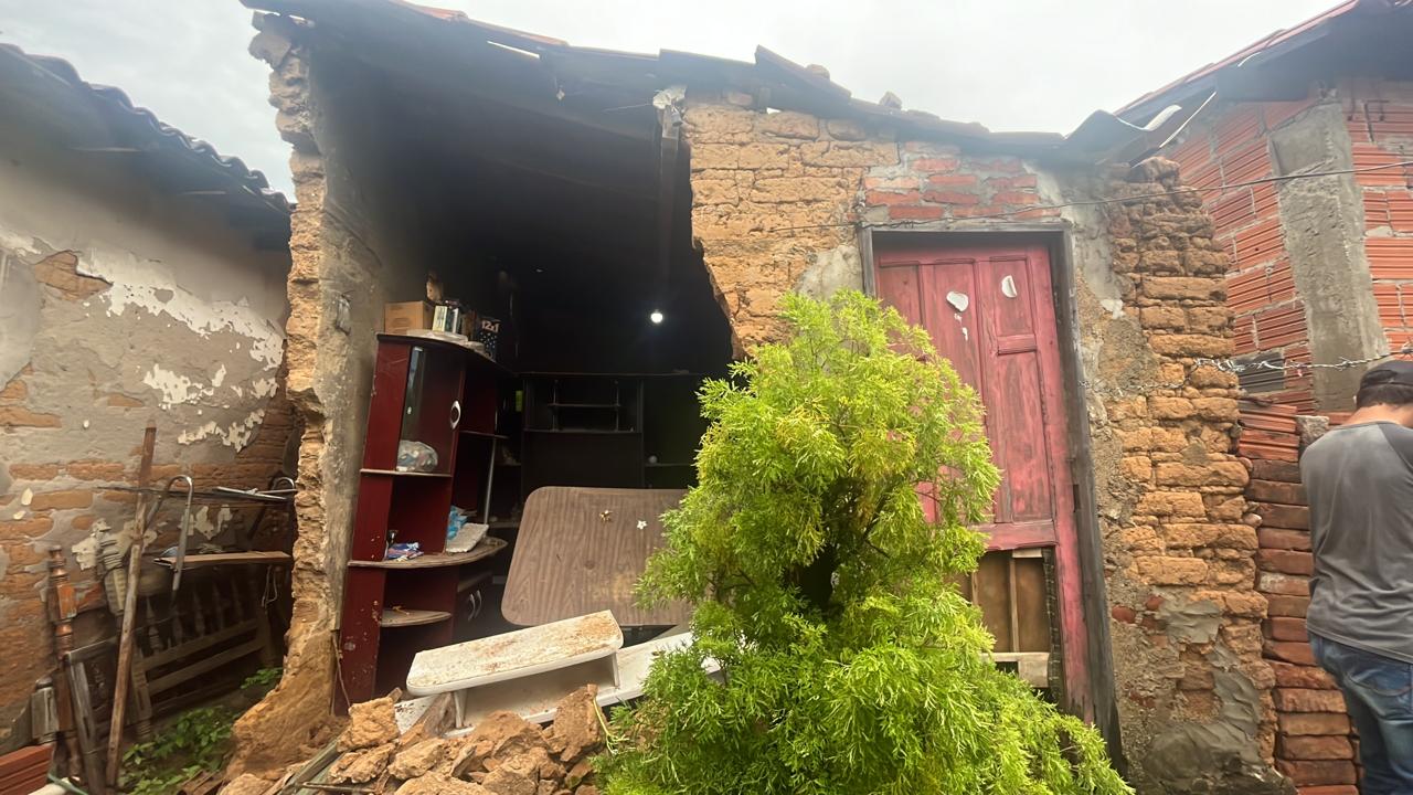 Após fortes chuvas, família em situação de risco habitacional recebe suporte da Secretaria de Assistência Social; pasta disponibiliza contato para famílias em situações de risco