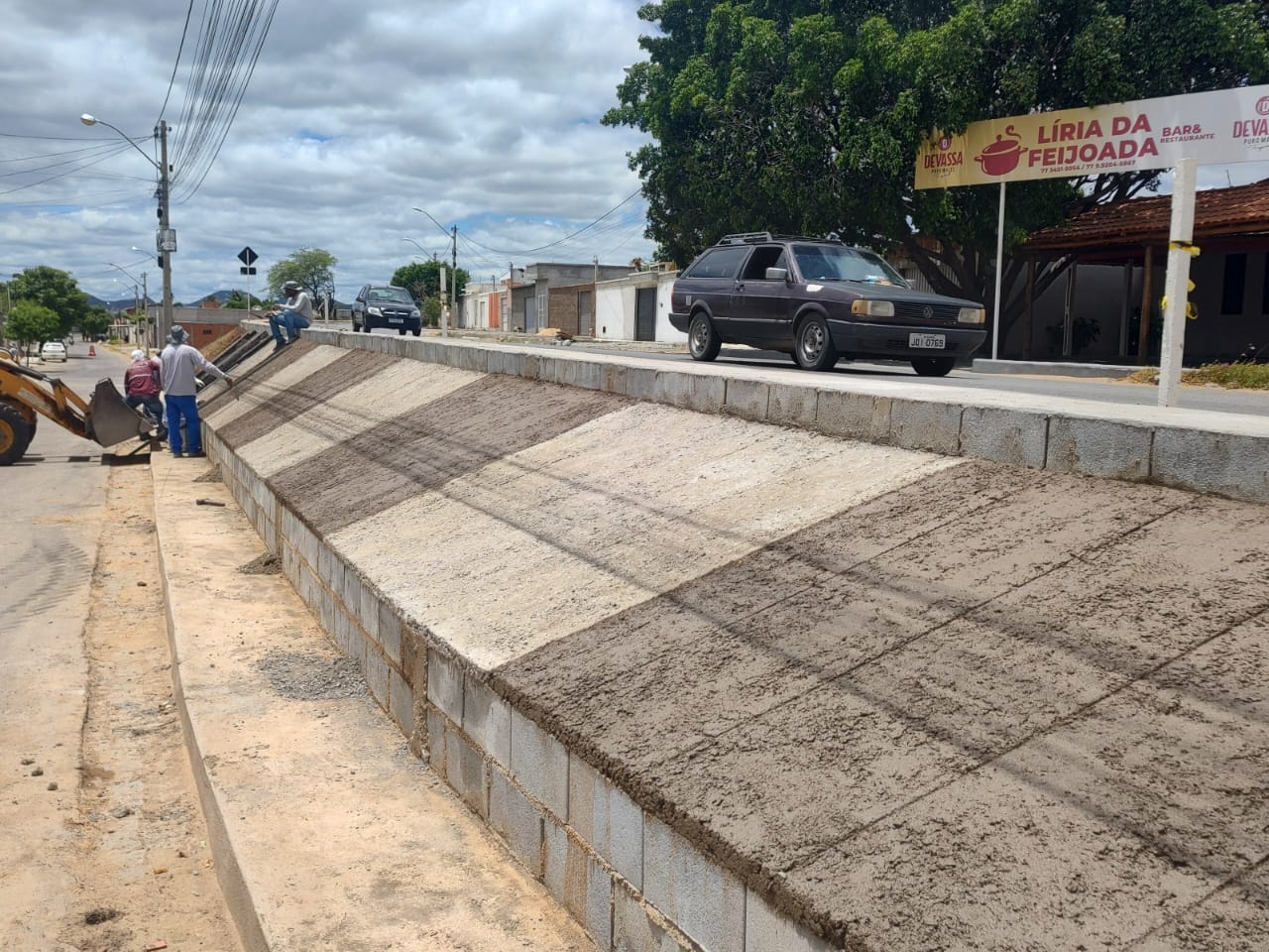 Seinfra Guanambi executa urbanização de encosta, limpeza e tapa-buracos na Av. Prisco Viana