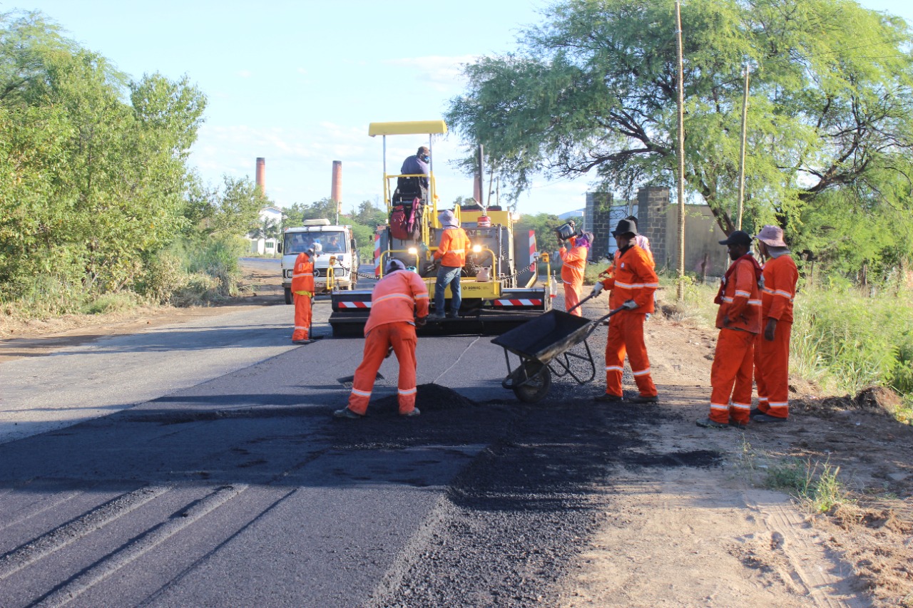 OBRAS - Seinfra de Guanambi realiza recapeamento do asfalto danificado da BR-122, na saída para Pindaí