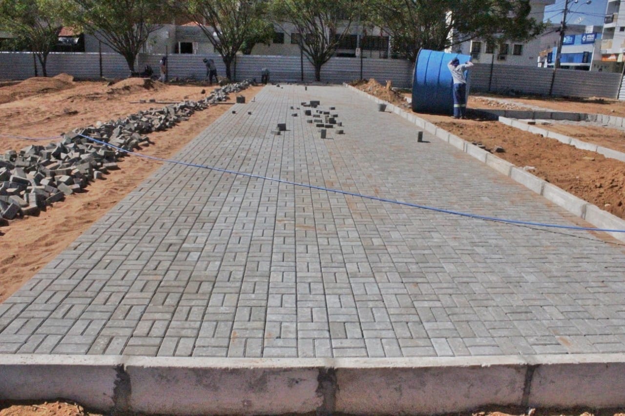 Esperada há muitos anos, obras na Praça José Ferreira estão avançadas e seguem a todo vapor