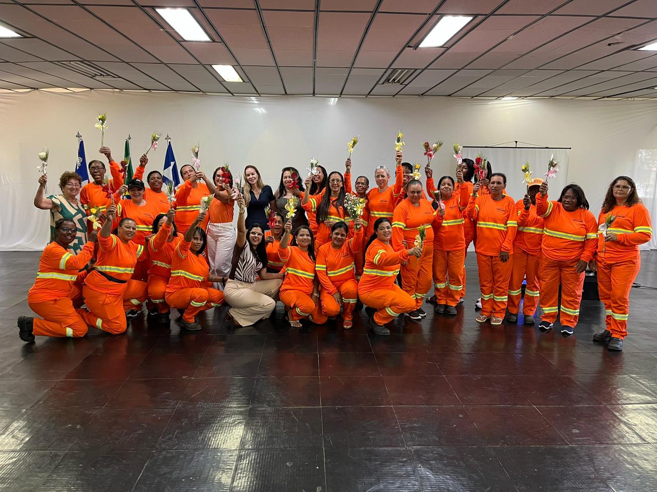 Trabalhadoras da limpeza pública participam de café da manhã em comemoração ao Mês da Mulher