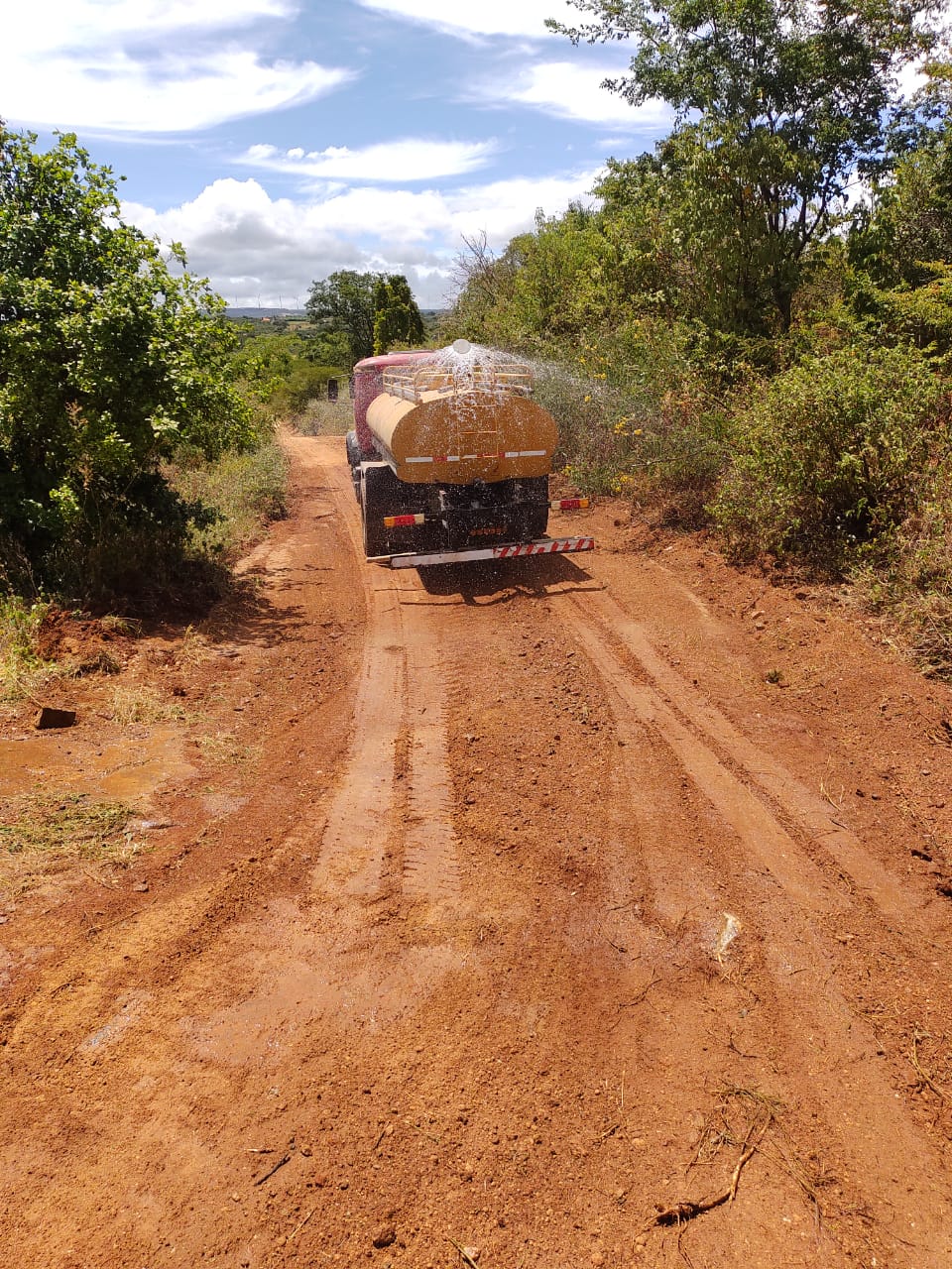 Secretaria de Infraestrutura de Guanambi segue realizando a melhoria das estradas vicinais por todo o município