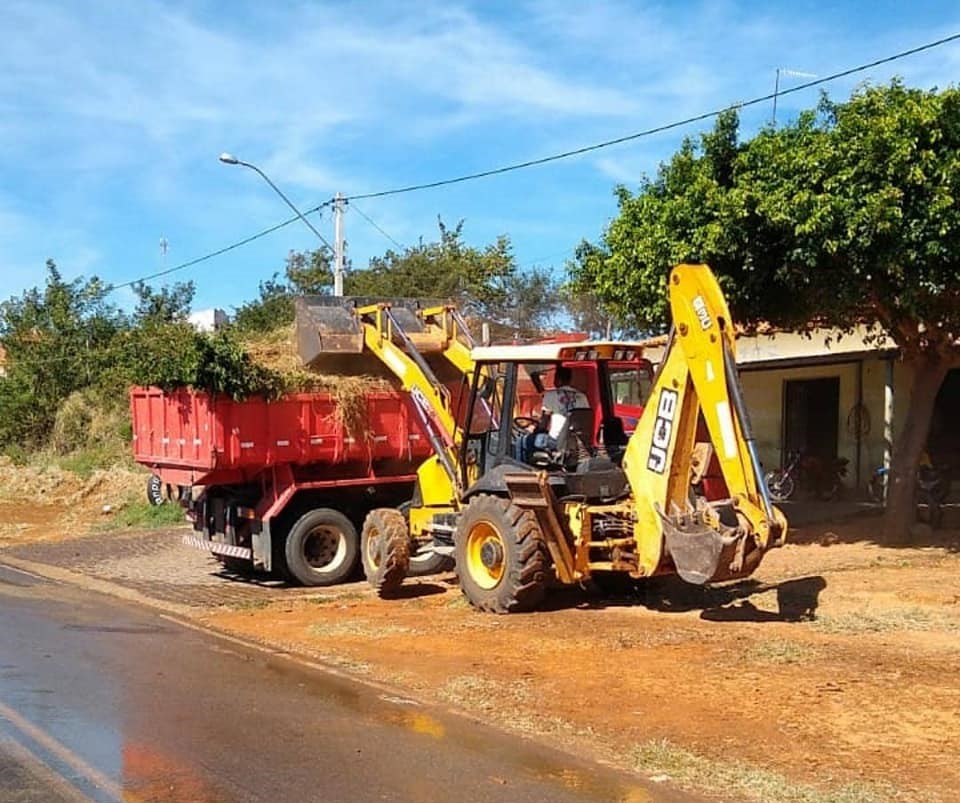 Prefeitura de Guanambi segue com mutirão de limpeza pelos distritos e sede do município