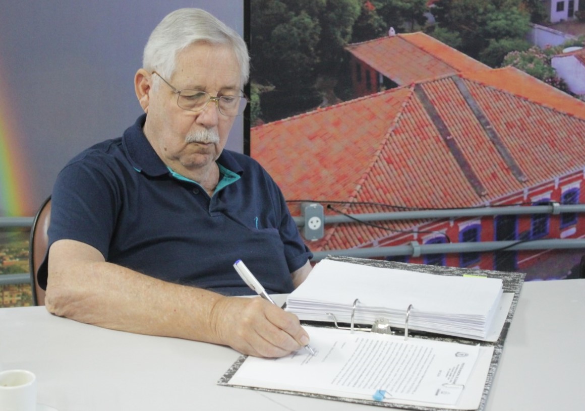 Prefeito Nilo Coelho autoriza reajuste salarial de 10.16% para o funcionalismo municipal; exceto para prefeito, vice e secretários