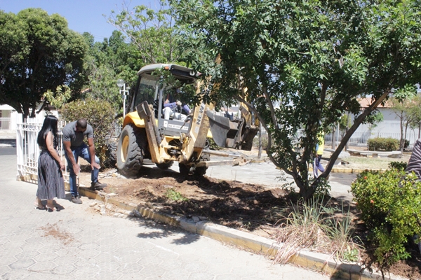 Secretaria de Infraestrutura inicia revitalização da Praça do Lar dos Velhinhos