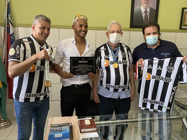 Multicampeão pelo Atlético Mineiro, Jogador guanambiense Neto é homenageado na Prefeitura de Guanambi