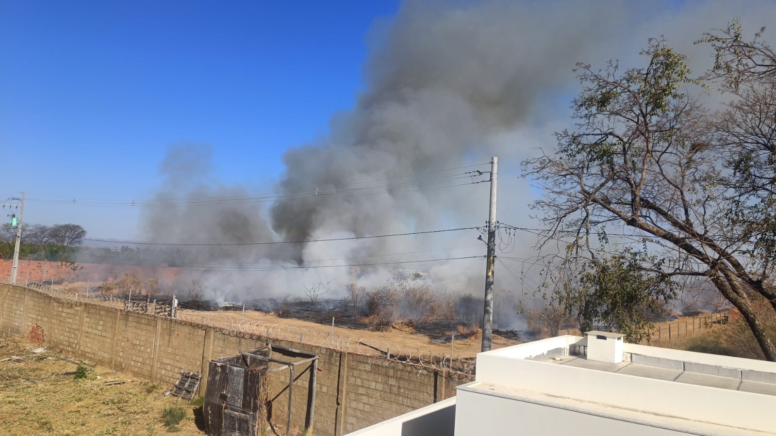 Secretaria de Meio Ambiente de Guanambi multa proprietário flagrado ateando fogo em lote