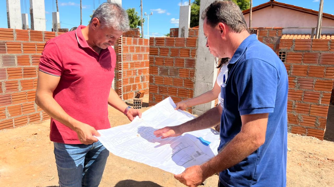 Prefeito Interino Arnaldo Azevedo visita obras do PSF do Suruá