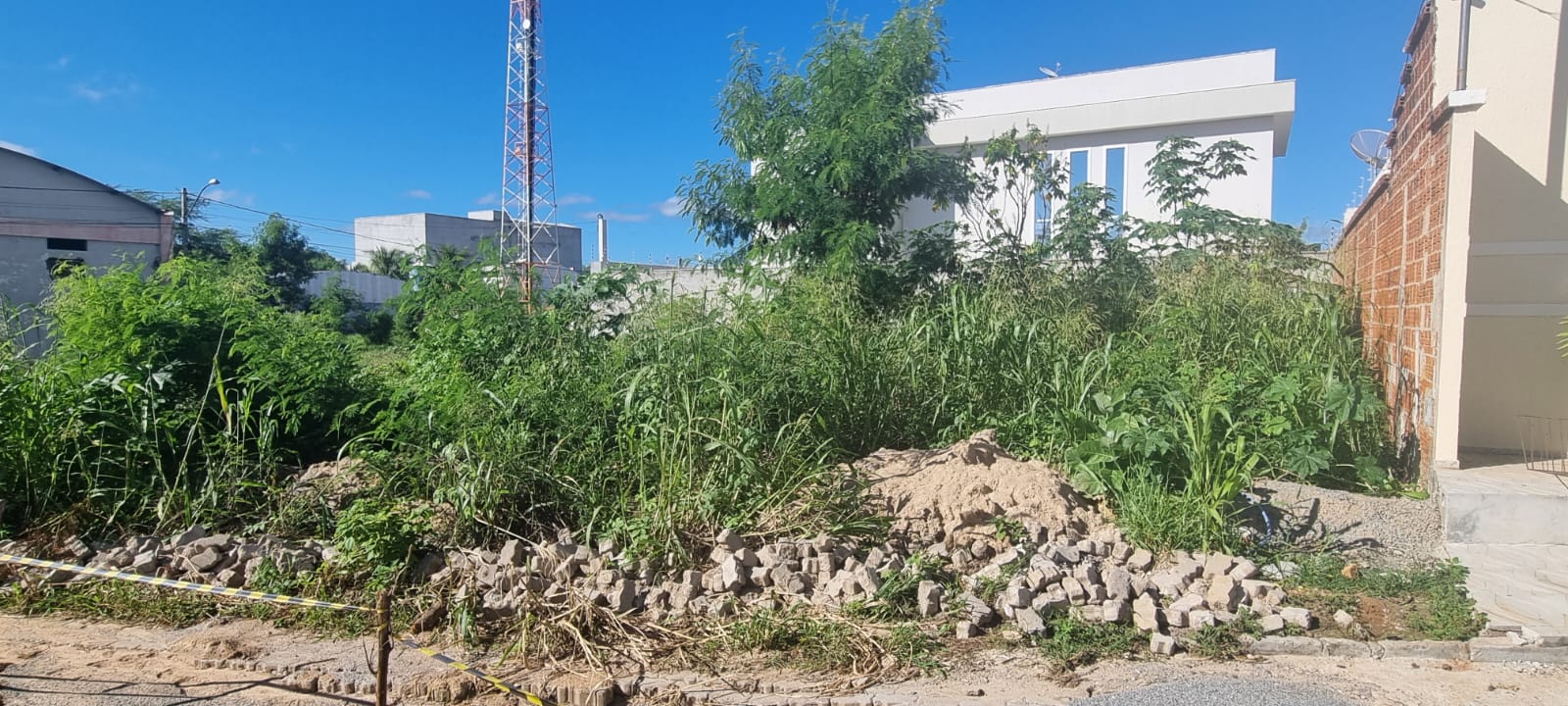 Seinfra Guanambi notifica dezenas de donos de lotes abandonados; multa será aplicada em caso de descumprimento
